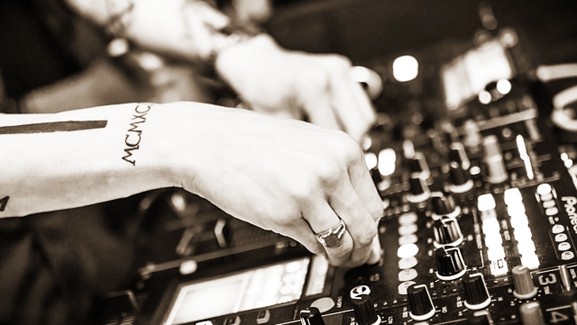 How much does it cost to hire a wedding band